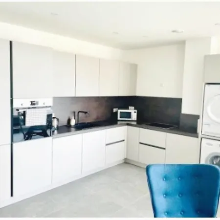 Spacious Urban Retreat With Terrace&parking Included Apartman