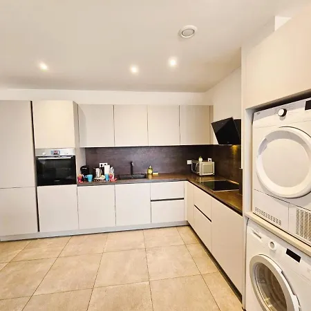 Apartman Spacious Urban Retreat With Terrace&parking Included