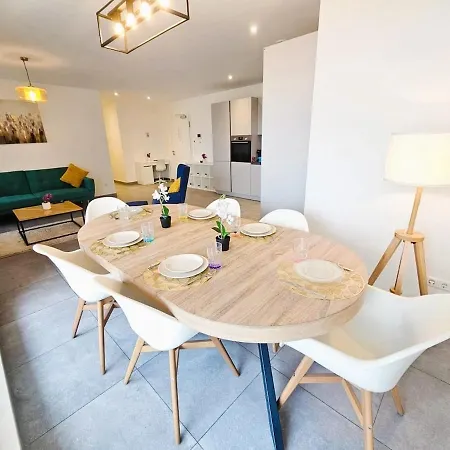 Apartman Spacious Urban Retreat With Terrace&parking Included