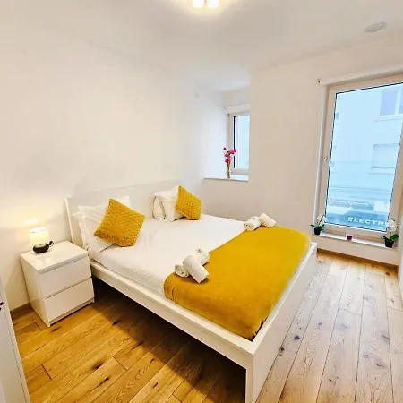 Spacious Urban Retreat With Terrace&parking Included Apartman *