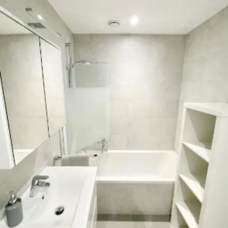 Apartman Spacious Urban Retreat With Terrace&parking Included